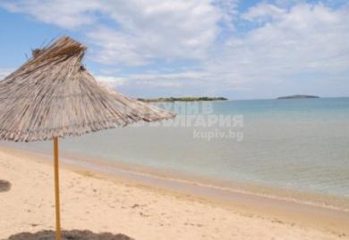 Парцел с нескриваема морска панорама на метри от плажа