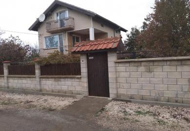 Möbliertes dreistöckiges Haus mit Hof im Hadzhi Dimitar, Region Dobritsch