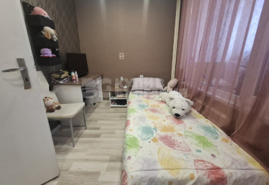 Dreizimmerwohnung mit zwei Schlafzimmern in der Nähe der U-Bahn-Station