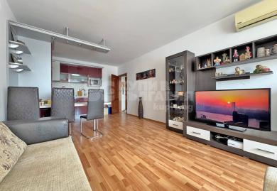 Großzügige 83 qm Wohnung im 3. OG mit herrlichem Poolblick am Meer