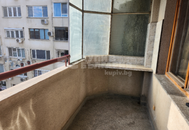 Тристаен апартамент, в тухлена сграда на ТОП ЛОКАЦИЯ