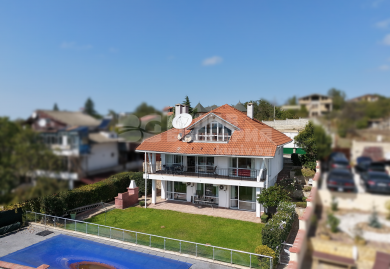 Panoramavilla mit beheiztem Pool und asphaltierter Zufahrt in Borovets, Varna
